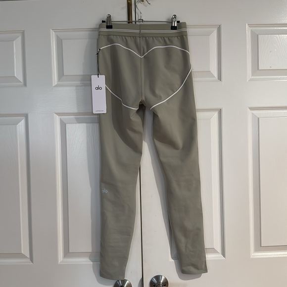 ALO Yoga Airbrush High-Waist Heart Throb Legging Limestone M NEW WITH TAG! - Picture 8 of 9